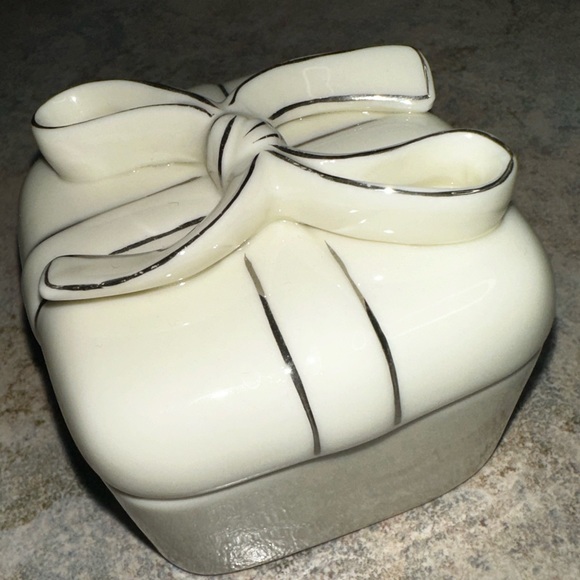Vintage bow trinket box - Picture 3 of 4